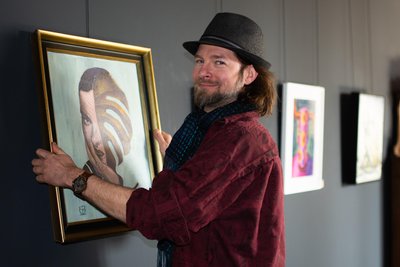 Der neue Galerieleiter Nico Göhler bereitet die Ausstellung vor, die am Freitag eröffnet wird.