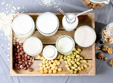 Pflanzendrinks wie Soja- oder Hafermilch haben ein anderes Nährstoffprofil als Kuhmilch und sind für Säuglinge ungeeignet.