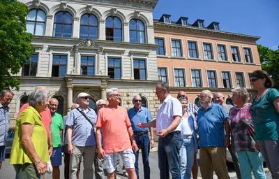 Zurück an der alten Wirkungsstätte: Am Berufsschulzentrum auf dem Kaßberg wurden die Golden Exmatrikulanten von Schulleiter Matthias Dietrich (Mitte mit weißen Hemd) begrüßt. 