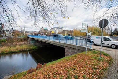 Der Stadtrat von Plauen hat sich am Dienstag einstimmig dafür ausgesprochen, die Mehrkosten für den Neubau der Neuen Elsterbrücke zu übernehmen.