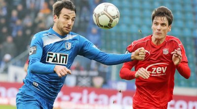 Zwickaus Neuzugang Jonas Acquistapace (rechts) im Duell mit Magdeburgs Torjäger Christian Beck.