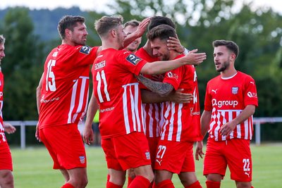 Jubel nach dem 1:0 von Yannik Möker (27, Zwickau, 2.v.r.).