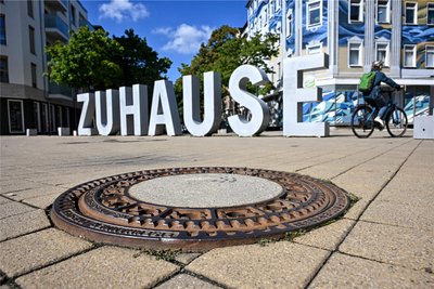 Schachtabdeckungen in Chemnitz sehen wie hier am Brühl meist recht schmucklos aus. Nach dem Willen der meisten Stadträtinnen und Stadträte soll das aber nicht so bleiben.