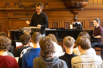 Dienstags wird in der Mauersberger Aula in der Evangelischen Schulgemeinschaft Erzgebirge für das große Chorprojekt geprobt. Geleitet werden die Proben von Dirigent Daniel Zwiener.
