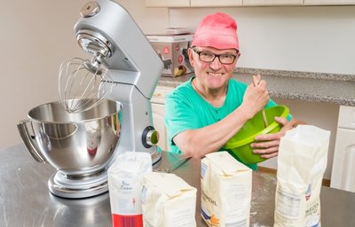 In seiner neuen Backstube verfeinert Kaffee-Kurt seine Kuchen- und Keksrezepte. Ende August öffnet er wieder sein Wald-Café.