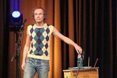 Olaf Schubert bei seinem Auftritt in der Festhalle Annaberg-Buchholz. Mit einer Mischung aus Spontanität, Kreativität und gelernten Texten unterhielt er sein Publikum. 