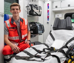 Der Rochlitzer Benjamin Oberländer tauschte für eine Woche seinen Bürostuhl bei der AOK Plus gegen den Stuhl im Rettungswagen der Johanniter-Unfall-Hilfe. 
