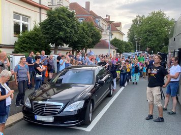 Kundgebung der Querdenken-Bewegung am Montagabend am Wartburgplatz in Plauen: Bodo Schiffmann (am Mikrofon) begrüßt die Teilnehmer. 