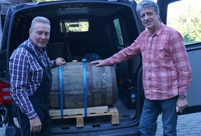Wolfgang Lückert (links) und Thomas Engler mit dem 100-Liter-Fass Whisky für das Schaubergwerk Grube Tannenberg. 