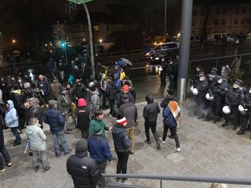 Protestierende Bürger und Polizeieinheiten standen sich am 13. Dezember 2021 am Freiberger Bebelplatz gegenüber. 
