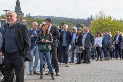 Vor der Festhalle hatte sich eine Menschenschlange gebildet, weil jeder Gast des Jahresempfangs noch ein Namensschild bekam. Das verzögerte den Veranstaltungsbeginn.