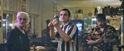 Euro um Euro spielt Heiko (Martin Rohde, rechts) gegen die besten Dartspieler Berlins, so auch gegen Fränkie Fresh Finger (Franz Rogowski) und seine Partnerin. 