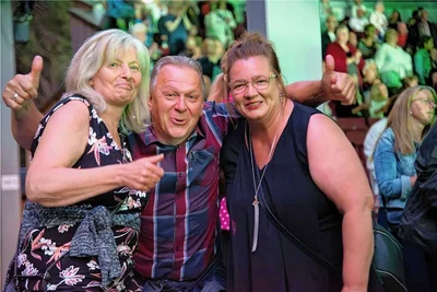 Christina Kirschner (links) und das Ehepaar Dirk und Silke Kühnel waren vom Konzert und der Stimmung im ausverkauften Naturtheater Bad Elster begeistert.