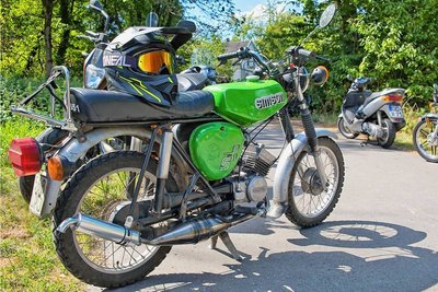 Eine Simson S 51, so wie sie standardmäßig einst in Suhl gebaut wurde. Die soliden Oldtimer sind nach wie vor beliebt. 
