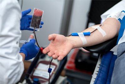 Etwa zwei Millionen Menschen in Deutschland spenden regelmäßig Blut. Nicht alle, die spenden wollen, dürfen aber.