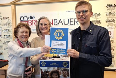 Silvia Krettek bestückte zur Freude von Kati Bauer und Felix Erdmann (v.l.) die Sammelkiste.
