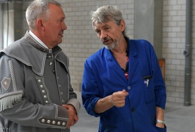 Volker Haupt (l.), der Vorsitzende des Freiberger Hilligervereins, im Gespräch mit Frank Gebhardt, der für den Formguss verantwortlich ist. 