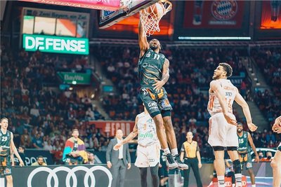 Viel zu selten gab es Szenen wie diese zu sehen, als Isiaha Mike mit Tempo zum Korb ging und den Ball durch den Ring drückte.