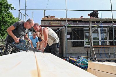 Nach dem Brand wurde das zerstörte Dach abgetragen und ein neues Dach gebaut. 