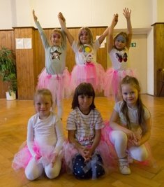 Zum Sommerfest präsentierten die Workshop-Teilnehmerinnen ihre Tänze vor Publikum. Danach gab es für die Kinder im Familienzentrum noch Eis. 