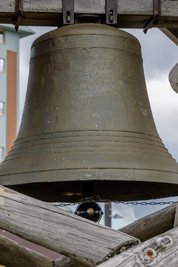 Wer genau hinschaut, sieht die Schrammen, die wohl von den Steinen stammen, die Unbekannte gegen die Friedensglocke geworfen haben. Durch die Schäden hat sich laut Experten der Klang verschlechtert. 
