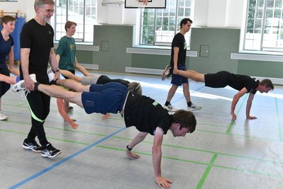 Im Unisportzentrum der TU Bergakademie Freiberg gibt es unterschiedliche Angebote, darunter auch Pilates, Yoga, Rückenkurs sowie Stabilisation und Muskelaufbau. Oft trainieren Studierende und Beschäftigte miteinander und lernen sich so von einer ganz anderen Seite kennen. 
