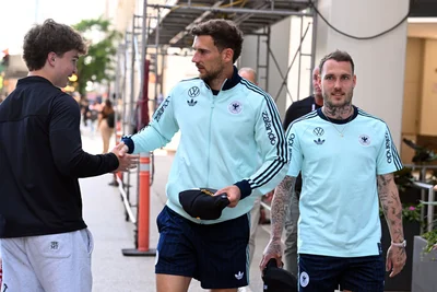 Leon Goretzka (l). und David Raum (r.) auf dem Weg zu einem Termin in Chicago.