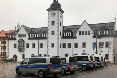 Auf dem Obermarkt waren am Montagabend mehrere Polizeifahrzeuge postiert worden.