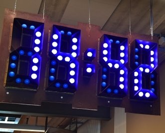 71 blaue Glühbirnen zeigen nun digital gesteuert wieder die Zeit an.