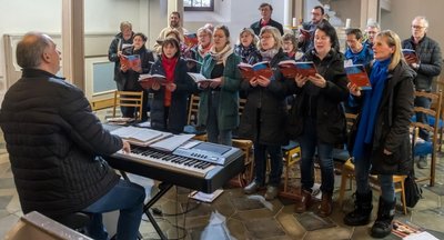 Knapp 20 Sangesfreudige probten in der Deutschneudorfer Kirche unter Leitung von Thomas Wagler, Musikreferent beim Evangelischen Sängerbund. 