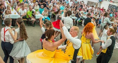 Das Festzelt war jederzeit gut gefüllt, die Stimmung super. Hier traten unter anderen die Yellow Boogie-Dancers aus Zwönitz auf. 