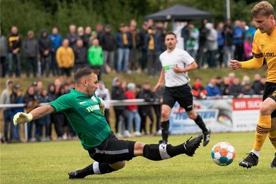 Der Zuger Schlussmann Robin Fritzsche (l.) konnte sich gegen die Profis von Drittligist Dynamo Dresden am Montag bei vielen Aktionen auszeichnen. Hier stoppt er Dynamos Top-Stürmer Christoph Daferner (r.) in letzter Sekunde. 