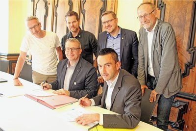 René Straßberger (vorn rechts), Bürgermeister von Bobritzsch-Hilbersdorf, und Freibergs Oberbürgermeister Sven Krüger (vorn 2. von rechts) unterzeichneten im Jahr 2019 die Verträge zum Bau des Radweges. 