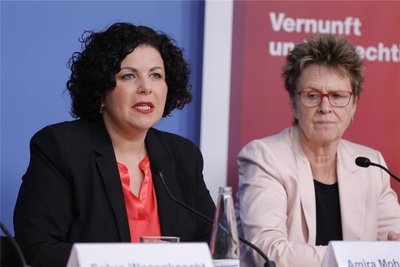 BSW-Chefin Amira Mohamed Ali - hier mit BSW-Landeschefin Sabine Zimmermann (rechts) - bekräftigt am Mittwoch die Forderung nach einem Nein zu US-Mittelstreckenraketen als Bedingung für Regierungsbeteiligungen.