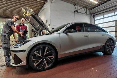 Vor der Neueröffnung: Malte Krüger, Lukas Böhm und Martin Gläntz (v. l.) checken einen Ioniq 6 durch. Bereits im Juli hat das Autohaus mit dem Service für Hyundai-Fahrzeuge begonnen.