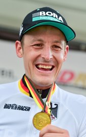 Marcus Burghardt freut sich über seinen Meistertitel