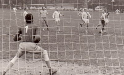 Bis in die 1960er-Jahre gingen die Weißenborner Aktiven beim Feldhandball auf Torejagd, hier eine Spielszene auf dem Sportplatz am Schloss. 