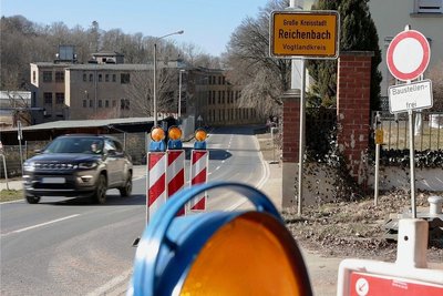 So wie hier am Ortseingang Reichenbach aus Richtung Unterheinsdorf stehen überall schon die Verkehrszeichen für die ab Montag geplante Sperrung und Verkehrsumleitung bereit. 