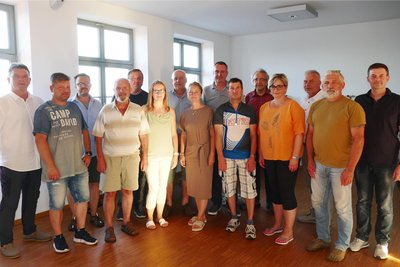 Der Stadtrat Augustusburg mit Bürgermeister Jens Schmidt (links): Joachim Steinert, Thomas Hunger, Volkmar Böhm, Marcel Langer, Jörg Nietzold,Timo Ahnert und Christian Stehr (hinten von links) sowie Arnd Hofmann, Gottfried Jubelt, Jana Werner, Sandra Kaufmann, Jens Preusche, Manuela Zimmermann und Uwe Potemba.