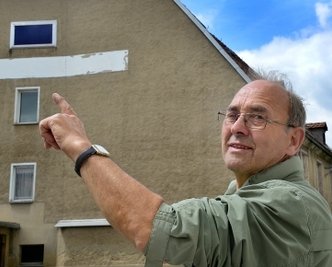 Gotthard Lehn im August 2017 am Uhren-Giebel des Hauses Neugasse 3