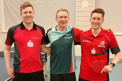 Cheftrainer Alexander Flemming (M.) schien am Ende mit den Schwarzenberger Brüdern Markus und Lennart Bergauer (r.) zufrieden gewesen zu sein.