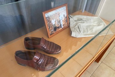 In dieser Vitrine befinden sich Schuhe und eine kurze Hose von Palme.