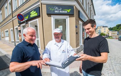 Die Agrargenossenschaft Lößnitz-Stollberg eröffnet im ehemaligen Schlecker in Lößnitz einen Regio-Markt. Vorstandsvorsitzender der Agrargenossenschaft, Bernd Schmitt, der Leiter Direktvermarktung Hartmut Rucks sowie Imker und Direktvermarkter Yves Krone besprechen letzte Details. 