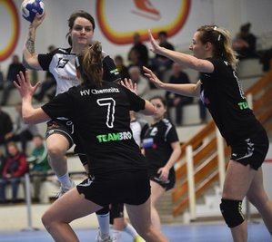 Ein Aushängeschild: Die Damen des SV Rotation Weißenborn um Julia Uhlemann (l., hier in einem Spiel beim HV Chemnitz II), spielen seit 2018 wieder in Sachsens höchster Liga. 