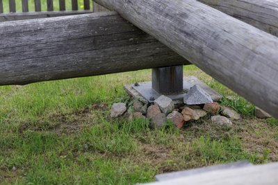 Einige der Steine, mit denen die Friedensglocke offenbar beworfen worden ist. 