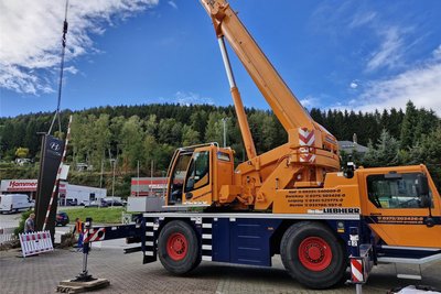 Neuer Markenauftritt: Ein großer Kran hievte kürzlich die Hyundai-Säule an die Einfahrt.