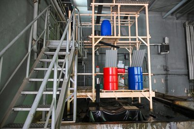 Die Installation „Lluvia“ von Daniel Otero Torres zeigt eine Wasserfilteranlage.