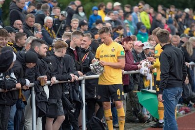 Die Dynamo-Profis nahmen sich viel Zeit für ihre zahlreichen Fans. Hier gibt Interims-Kapitän Tim Knipping Autogramme.