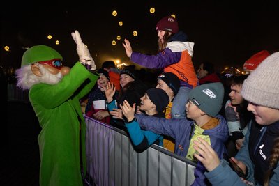 Weltcup-Maskottchen Harry hat Spaß mit Kindern vom VSC Klingenthal.