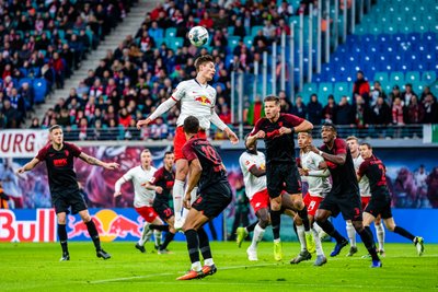 Patrik Schick beim Kopfball.
